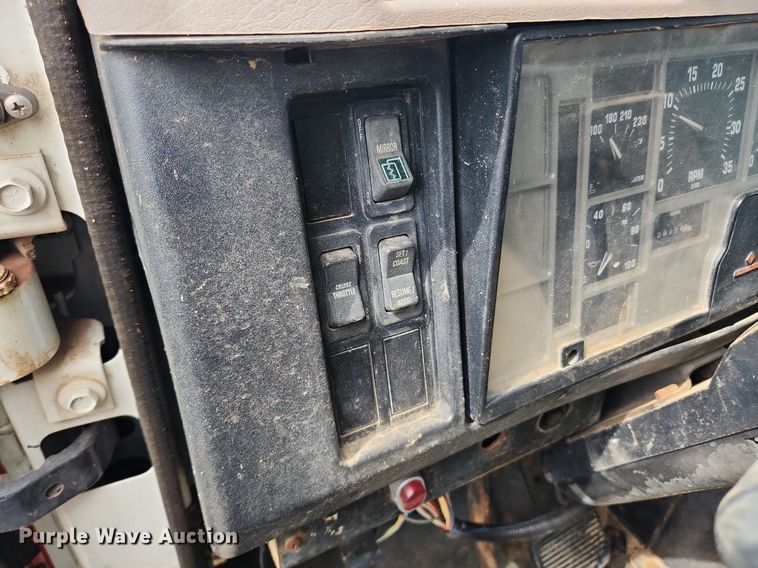 image for item MW9632 1996 International 4700  flatbed truck