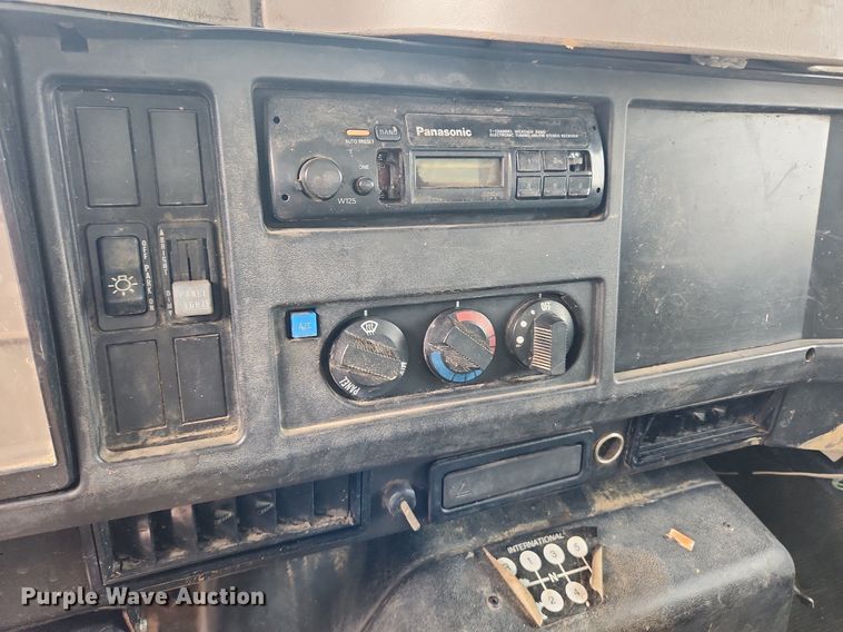 image for item MW9632 1996 International 4700  flatbed truck