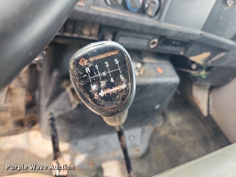 image for item MW9632 1996 International 4700  flatbed truck