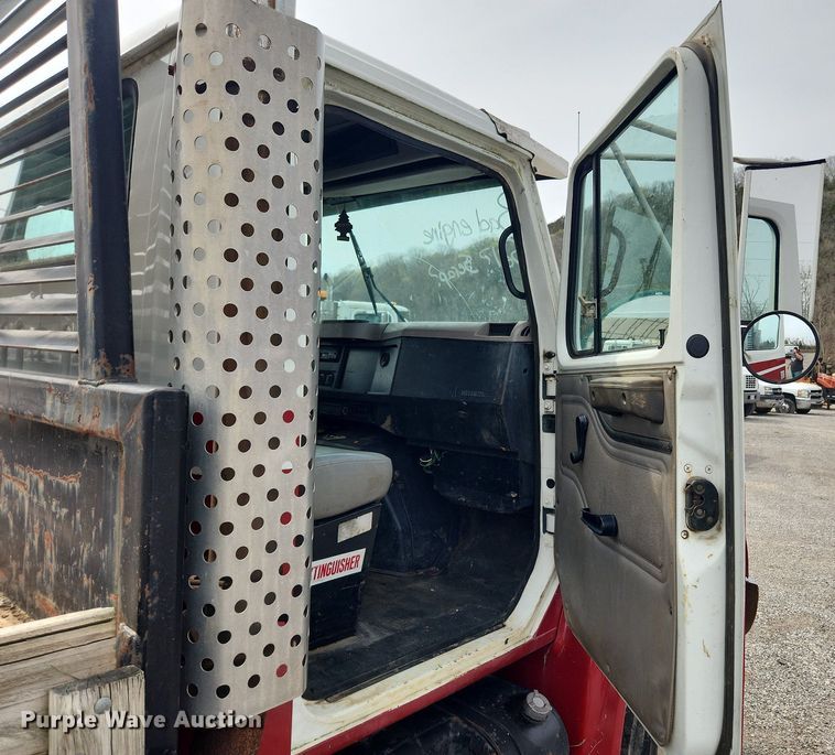 image for item MW9632 1996 International 4700  flatbed truck