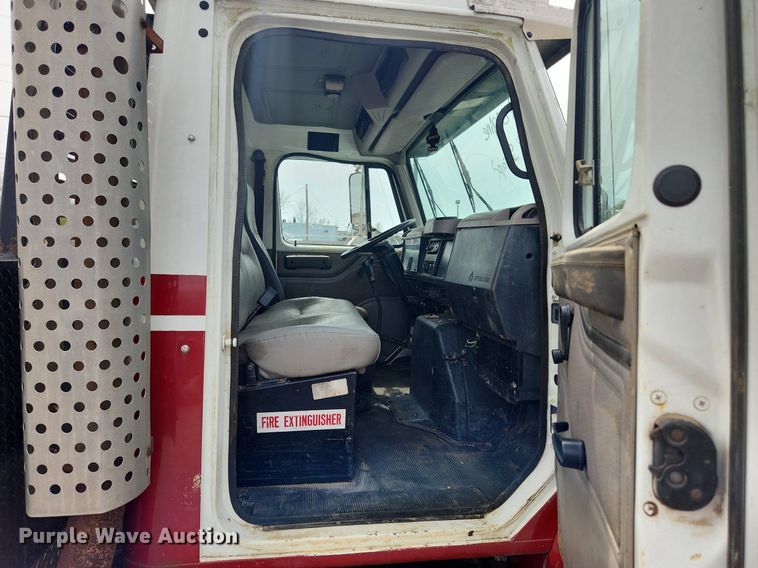 image for item MW9632 1996 International 4700  flatbed truck