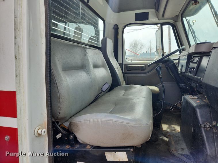 image for item MW9632 1996 International 4700  flatbed truck