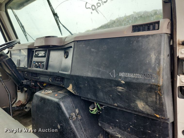 image for item MW9632 1996 International 4700  flatbed truck