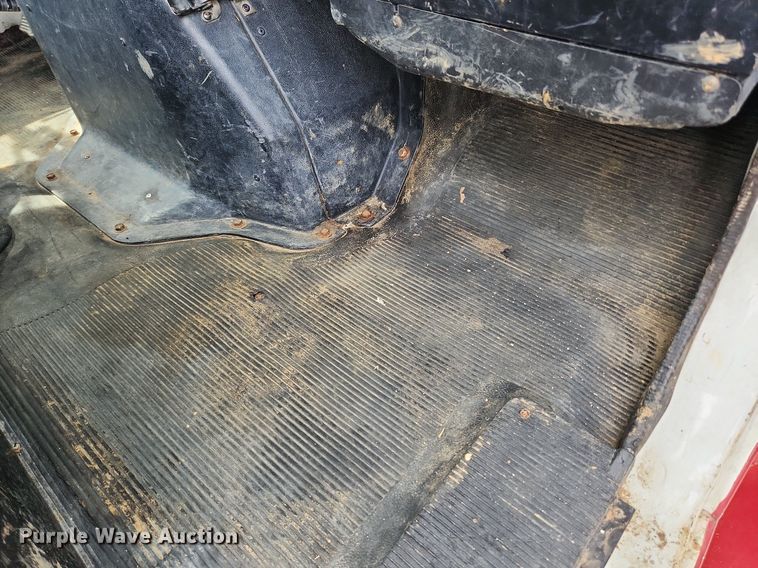 image for item MW9632 1996 International 4700  flatbed truck