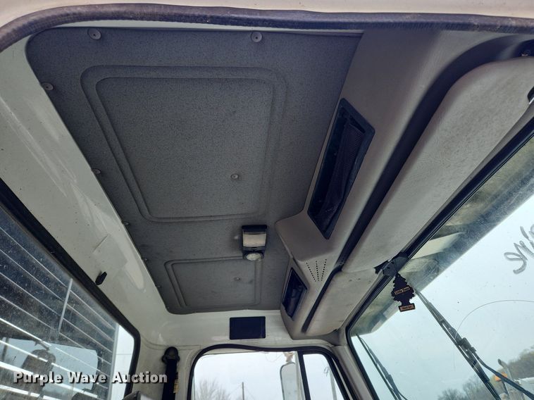 image for item MW9632 1996 International 4700  flatbed truck