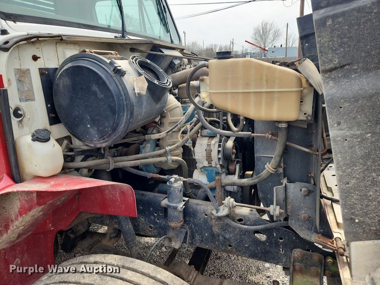 image for item MW9632 1996 International 4700  flatbed truck