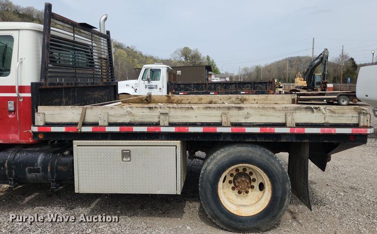 image for item MW9632 1996 International 4700  flatbed truck