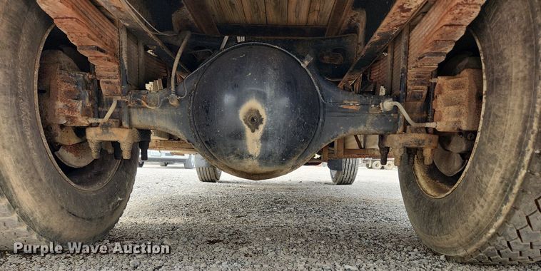 image for item MW9632 1996 International 4700  flatbed truck