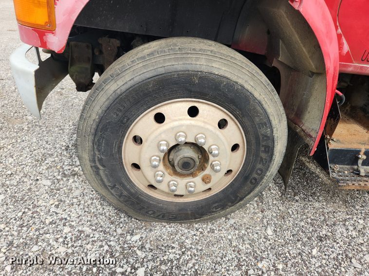 image for item MW9632 1996 International 4700  flatbed truck