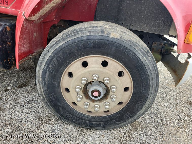 image for item MW9632 1996 International 4700  flatbed truck