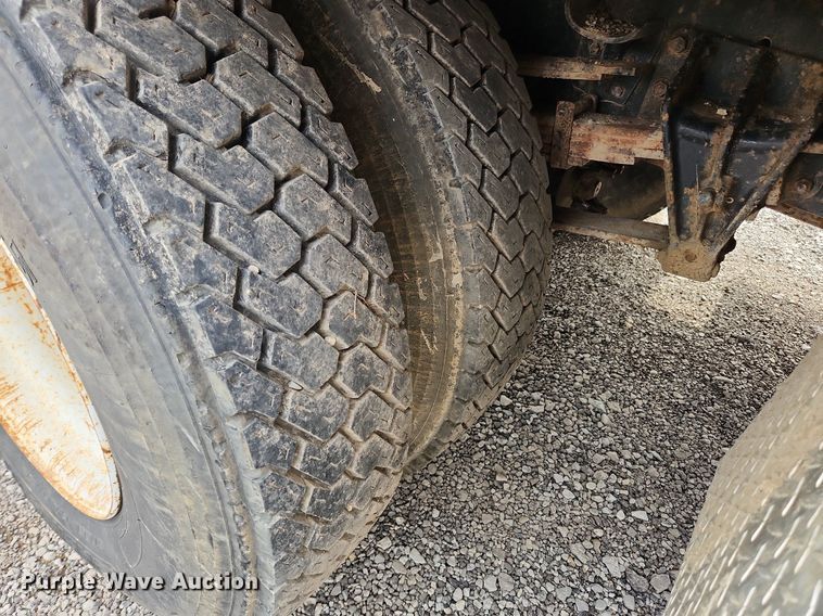 image for item MW9632 1996 International 4700  flatbed truck