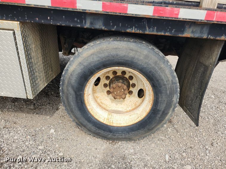 image for item MW9632 1996 International 4700  flatbed truck