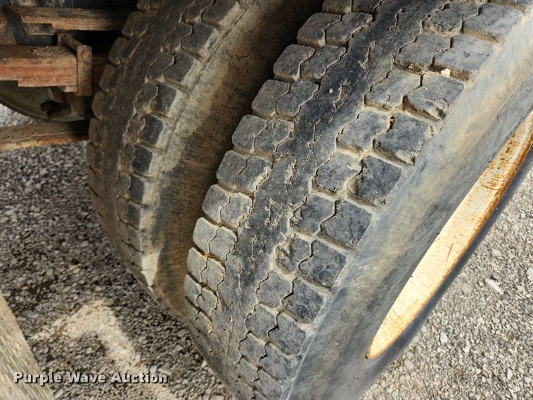 image for item MW9632 1996 International 4700  flatbed truck