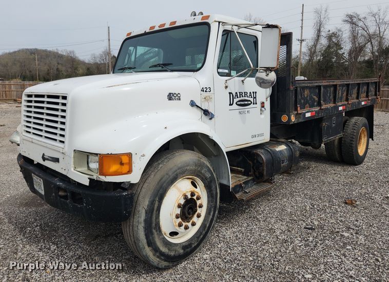 image for item MW9637 1990 International 4900  flatbed truck