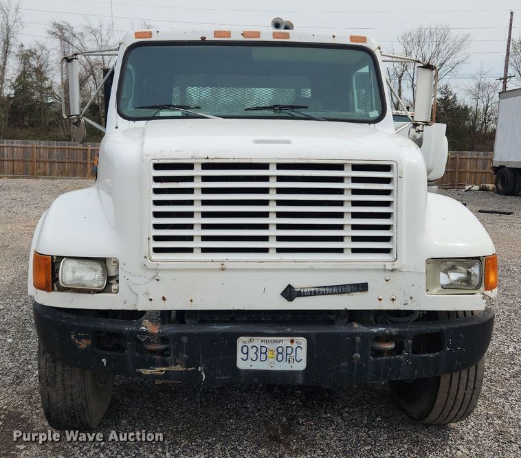 image for item MW9637 1990 International 4900  flatbed truck