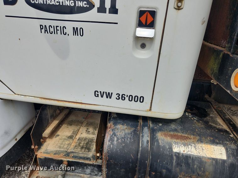 image for item MW9637 1990 International 4900  flatbed truck