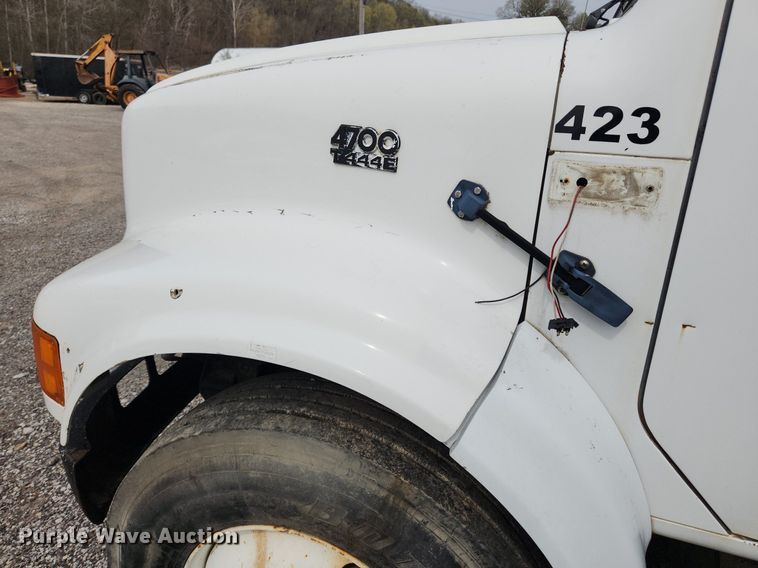 image for item MW9637 1990 International 4900  flatbed truck