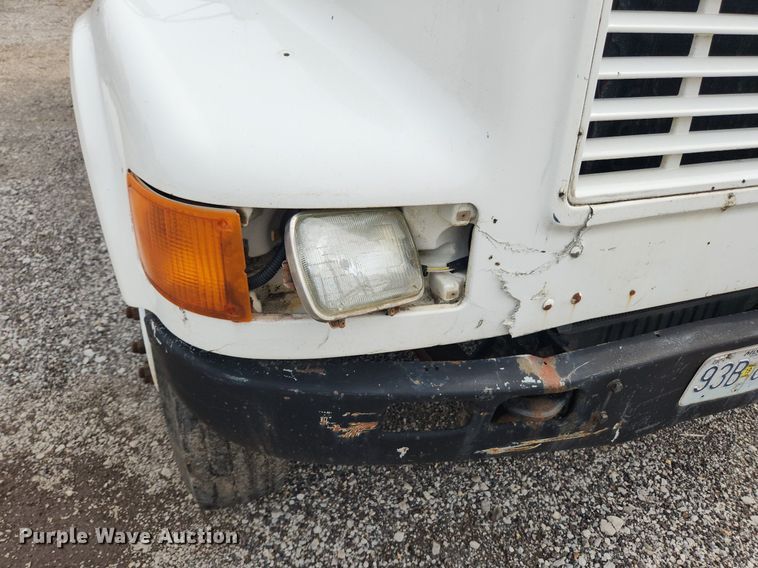 image for item MW9637 1990 International 4900  flatbed truck