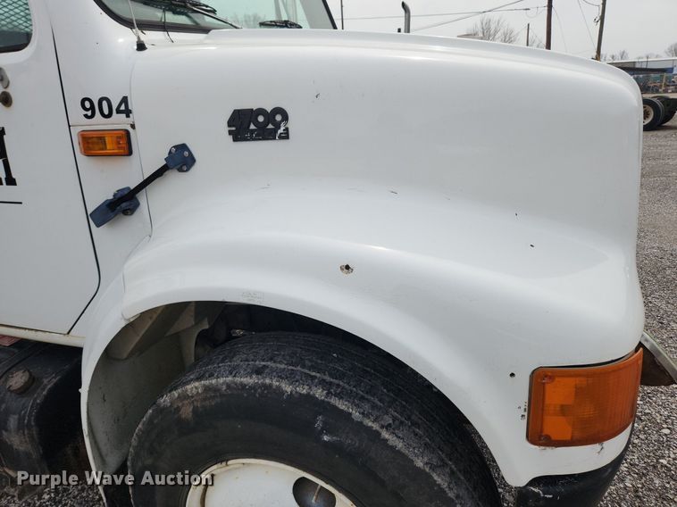 image for item MW9637 1990 International 4900  flatbed truck