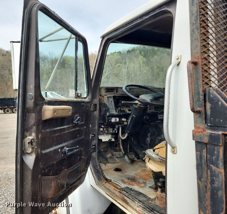 image for item MW9637 1990 International 4900  flatbed truck