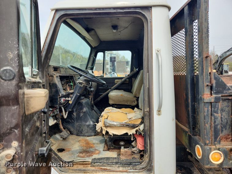 image for item MW9637 1990 International 4900  flatbed truck