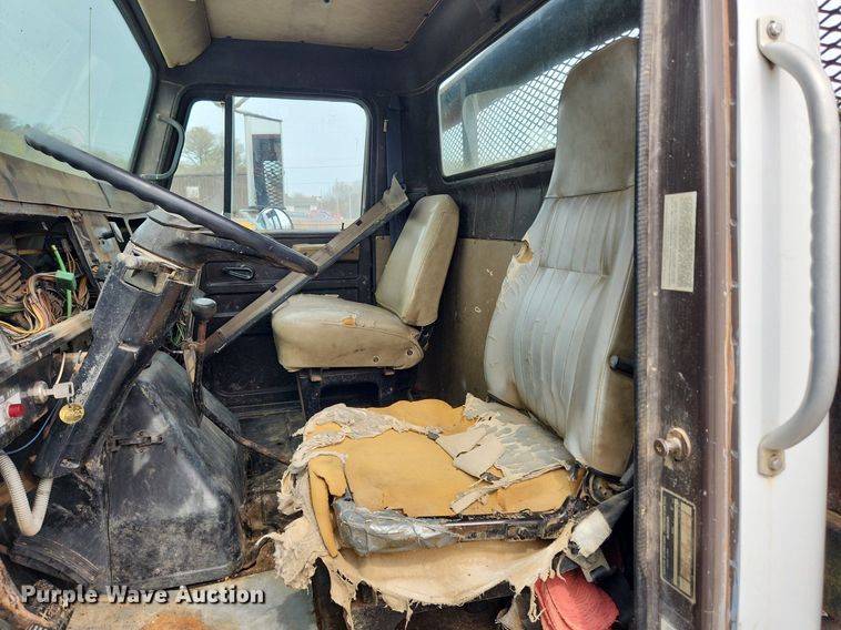 image for item MW9637 1990 International 4900  flatbed truck