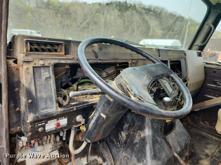 image for item MW9637 1990 International 4900  flatbed truck