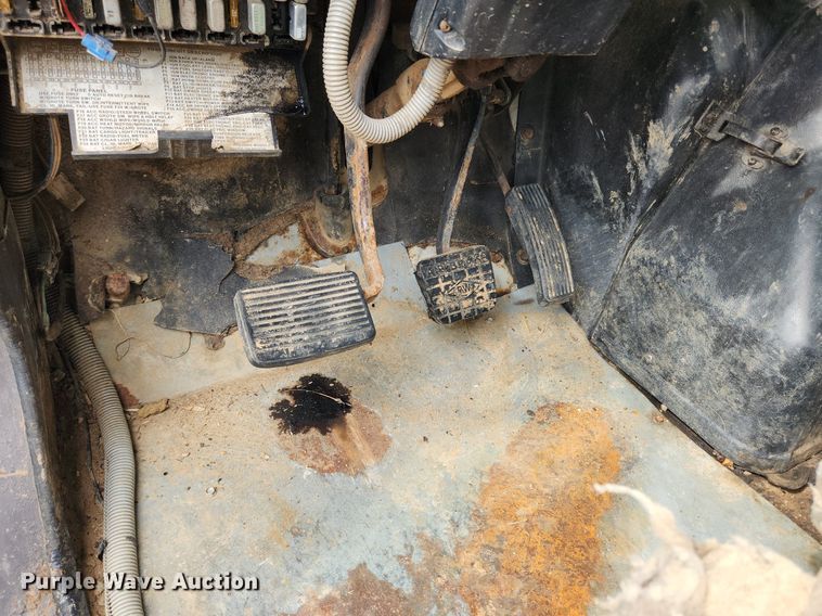 image for item MW9637 1990 International 4900  flatbed truck