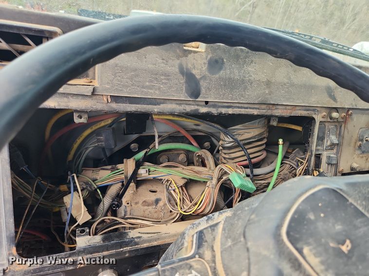 image for item MW9637 1990 International 4900  flatbed truck