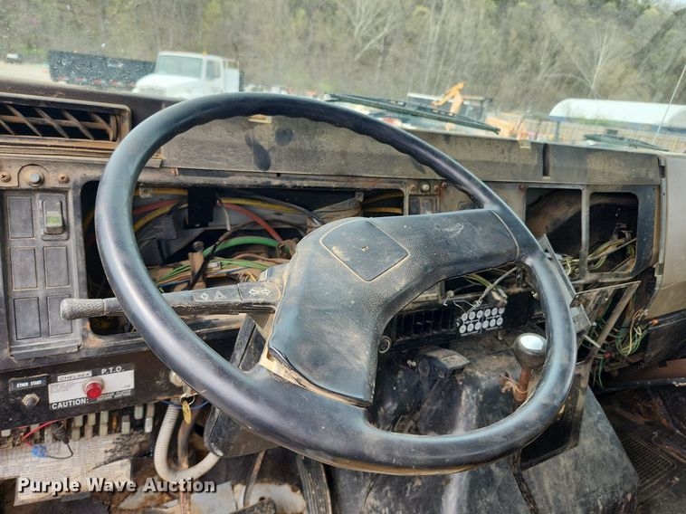 image for item MW9637 1990 International 4900  flatbed truck