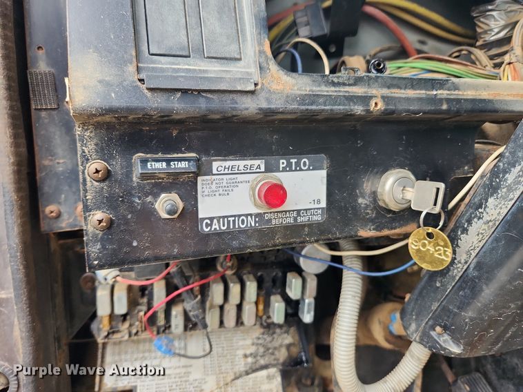 image for item MW9637 1990 International 4900  flatbed truck