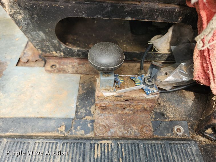 image for item MW9637 1990 International 4900  flatbed truck