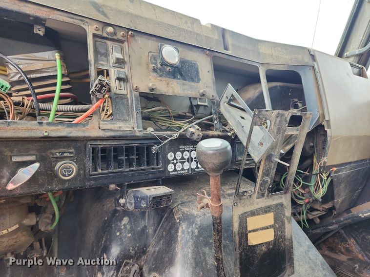 image for item MW9637 1990 International 4900  flatbed truck