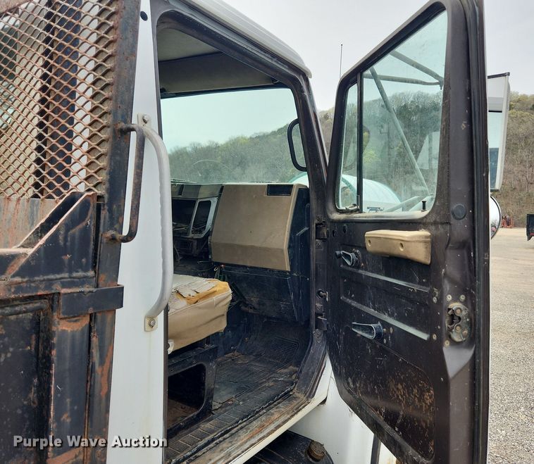 image for item MW9637 1990 International 4900  flatbed truck