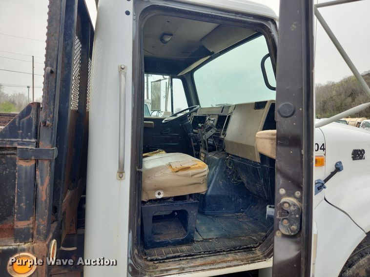 image for item MW9637 1990 International 4900  flatbed truck