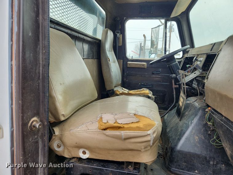 image for item MW9637 1990 International 4900  flatbed truck