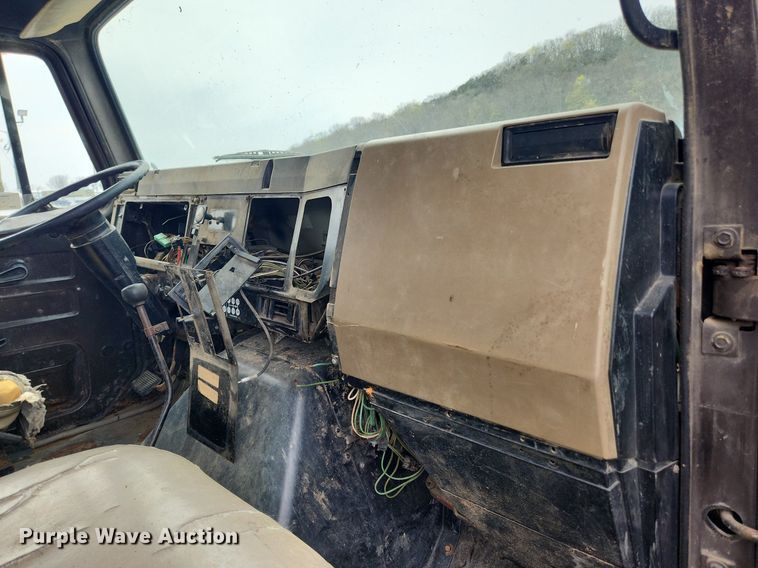 image for item MW9637 1990 International 4900  flatbed truck