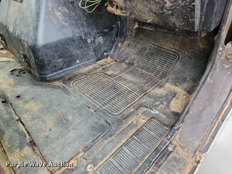 image for item MW9637 1990 International 4900  flatbed truck