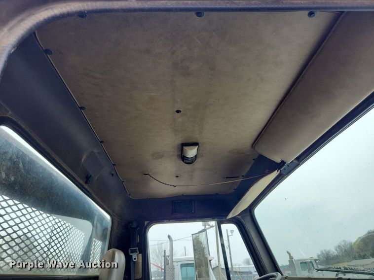 image for item MW9637 1990 International 4900  flatbed truck