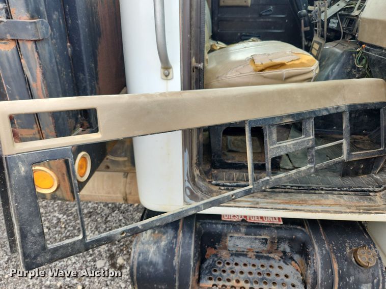 image for item MW9637 1990 International 4900  flatbed truck