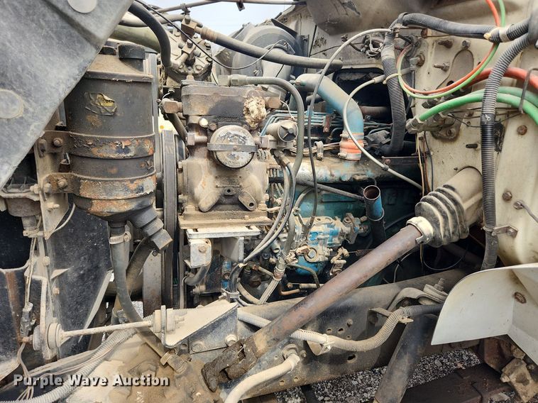 image for item MW9637 1990 International 4900  flatbed truck