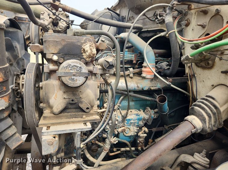 image for item MW9637 1990 International 4900  flatbed truck