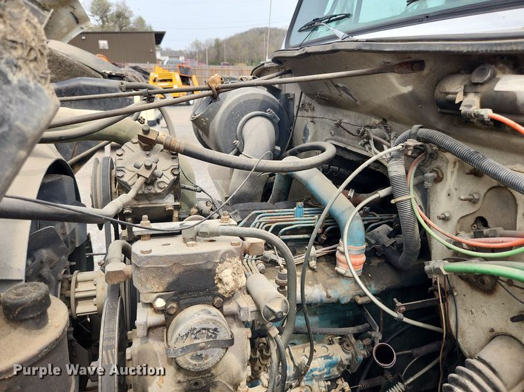 image for item MW9637 1990 International 4900  flatbed truck