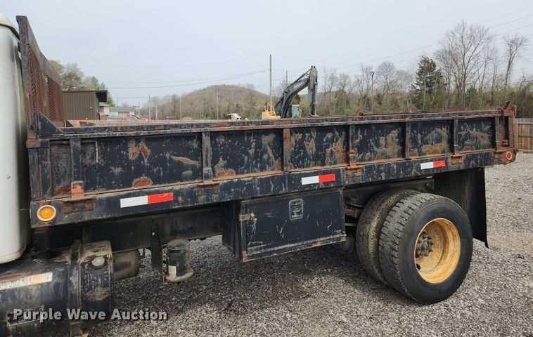image for item MW9637 1990 International 4900  flatbed truck