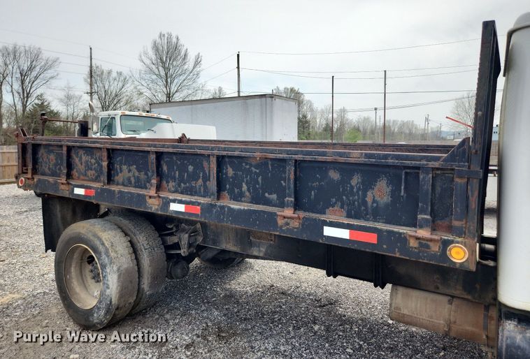 image for item MW9637 1990 International 4900  flatbed truck