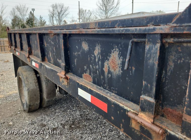 image for item MW9637 1990 International 4900  flatbed truck