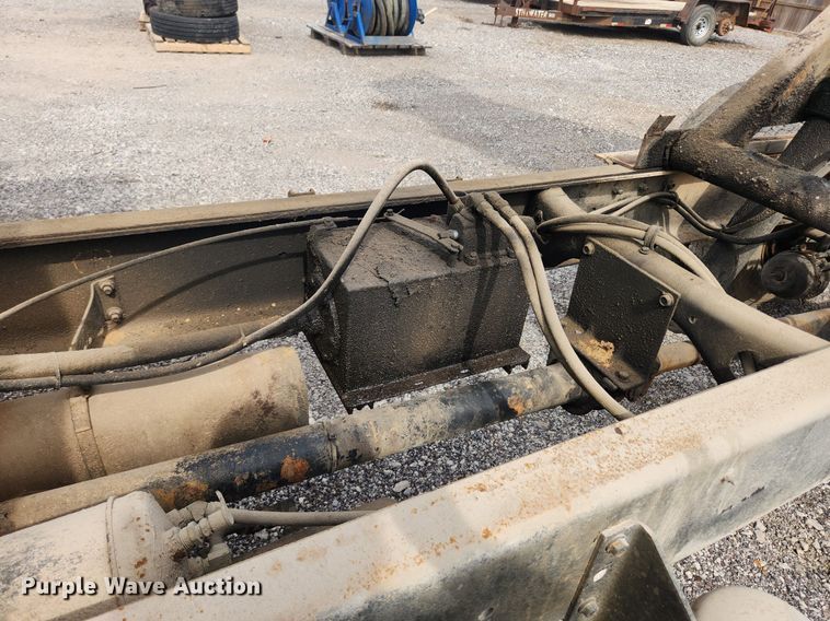 image for item MW9637 1990 International 4900  flatbed truck