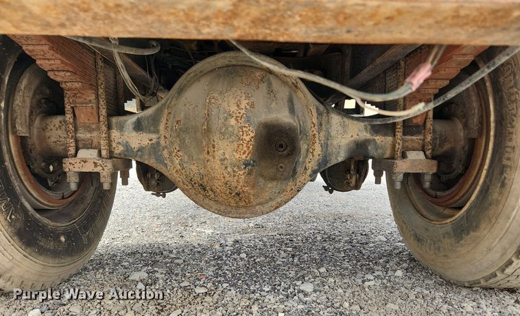 image for item MW9637 1990 International 4900  flatbed truck