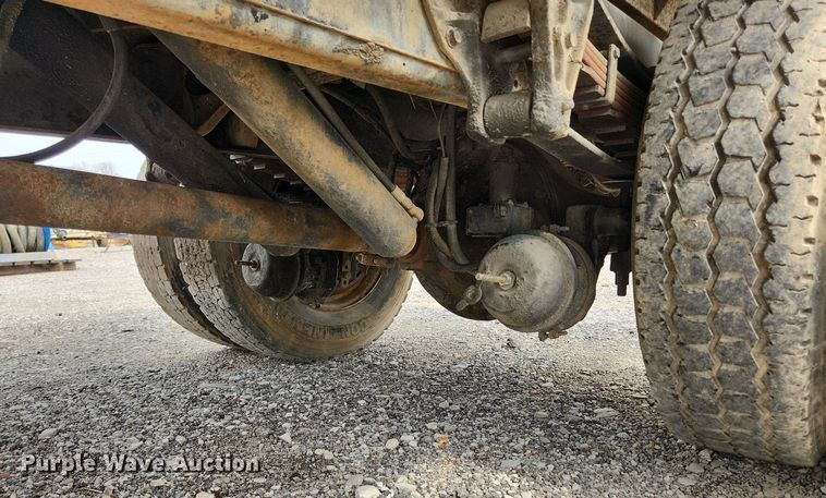 image for item MW9637 1990 International 4900  flatbed truck