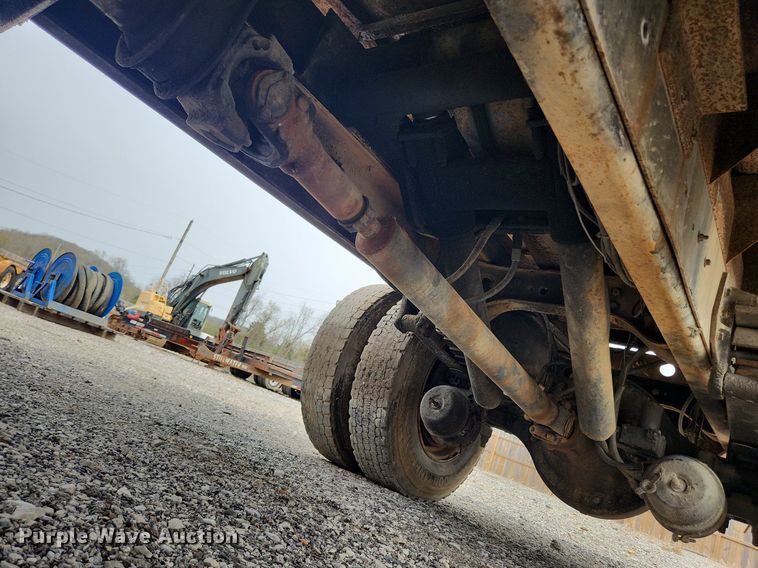 image for item MW9637 1990 International 4900  flatbed truck